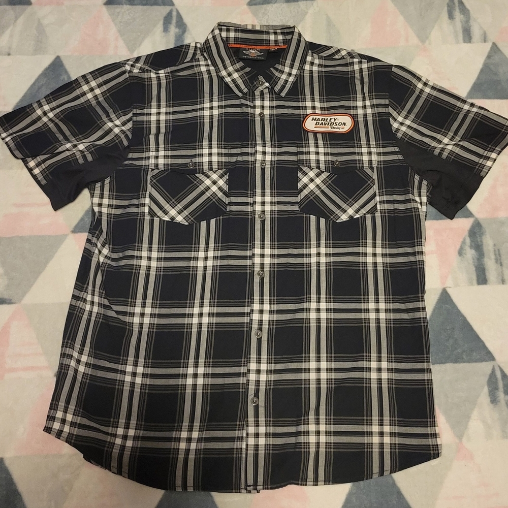 Harley Davidson Shirt. In size 2XL. Black white and orange in color.